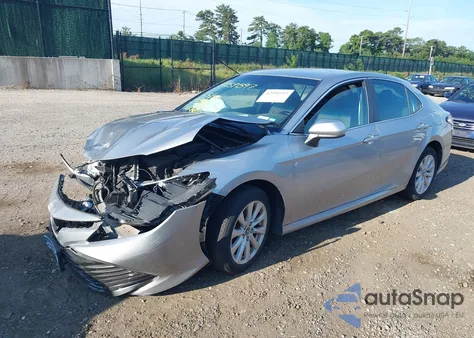 2018 Toyota Camry Le z USA, uszkodzony, nr VIN 4T1B11HK0JU145014